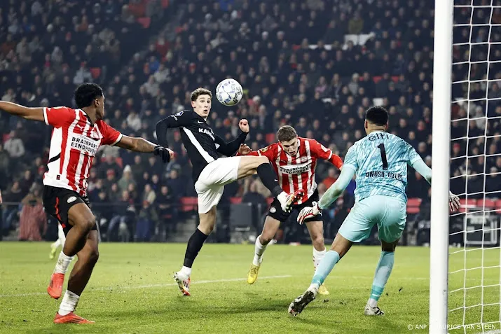 Koploper PSV speelt bij hervatting Eredivisie gelijk tegen AZ