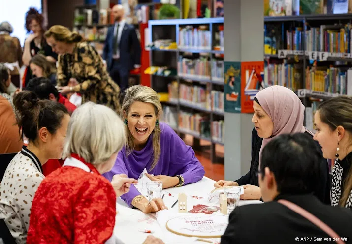 Máxima borduurt met Hagenaars en praat over 'het thuisgevoel'