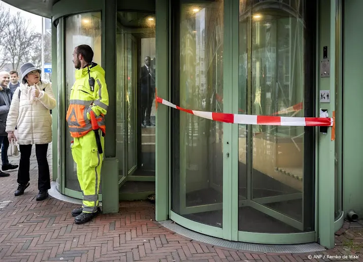 Ministeries weer vrijgegeven, onduidelijk waar indringer is