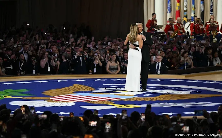 Trump en vrouw Melania dansen op inauguratiebal