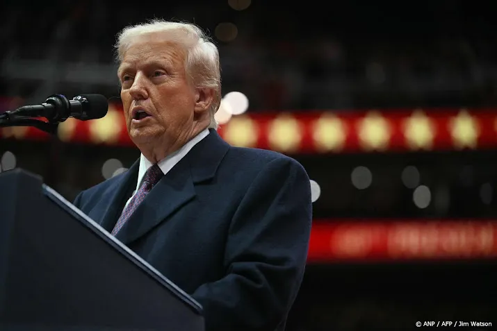 Trump ontslaat vier functionarissen, zegt dat nog duizend volgen