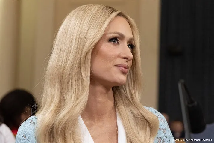 Zoontje Paris Hilton wil bij brandweer na bosbranden Los Angeles