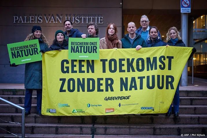 Greenpeace met spandoek bij rechtbank voor stikstofuitspraak