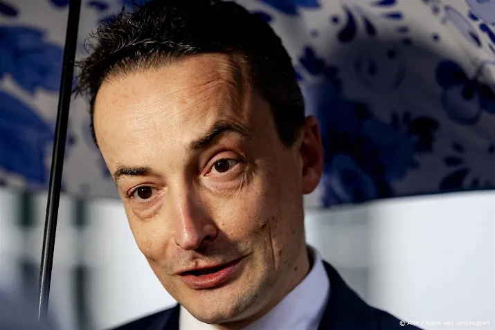 Van Oostenbruggen denkt aan hogere btw, van 21 naar 21,4 procent