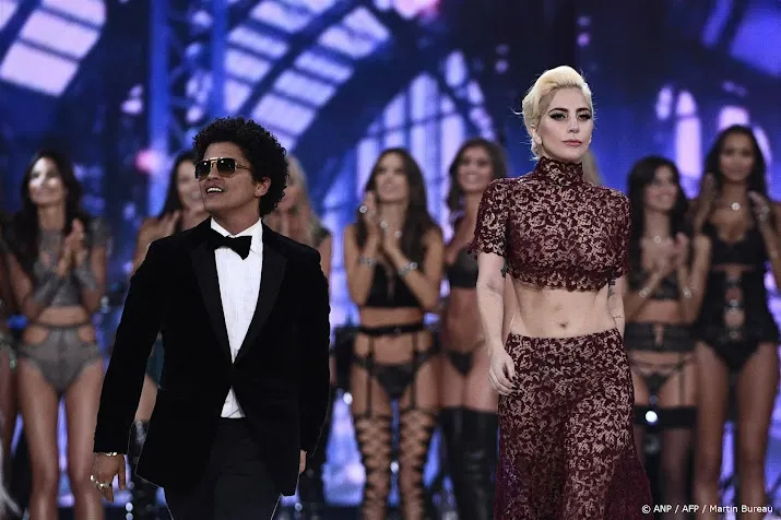 Eerbetoon Lady Gaga en Bruno Mars aan L.A. tijdens Grammy's