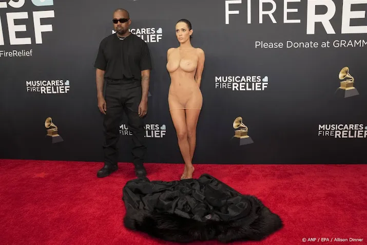 Vrouw Kanye West 'naakt' over loper Grammy Awards
