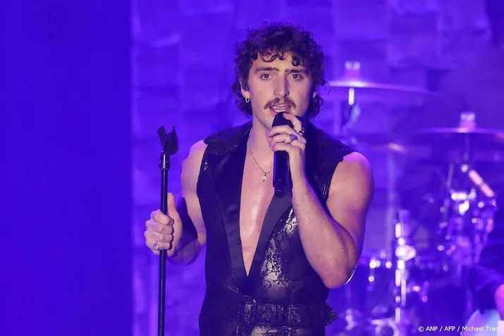 Benson Boone zegt sorry voor grijpen van kruis bij Grammy Awards