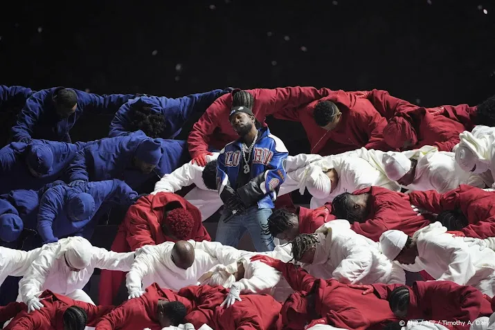 Kendrick Lamar brengt disstrack Not Like Us tijdens Super Bowl