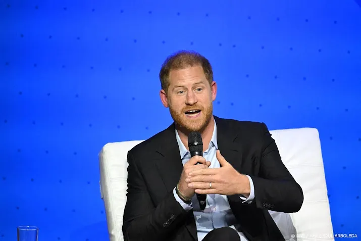 Prins Harry toont zoon beelden van Diana in mijnenveld