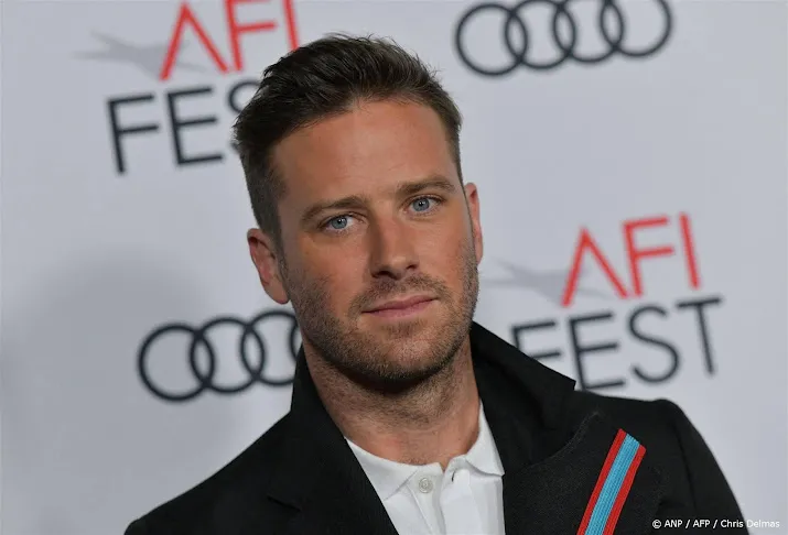 Armie Hammer ontkent kannibalisme in podcast Louis Theroux