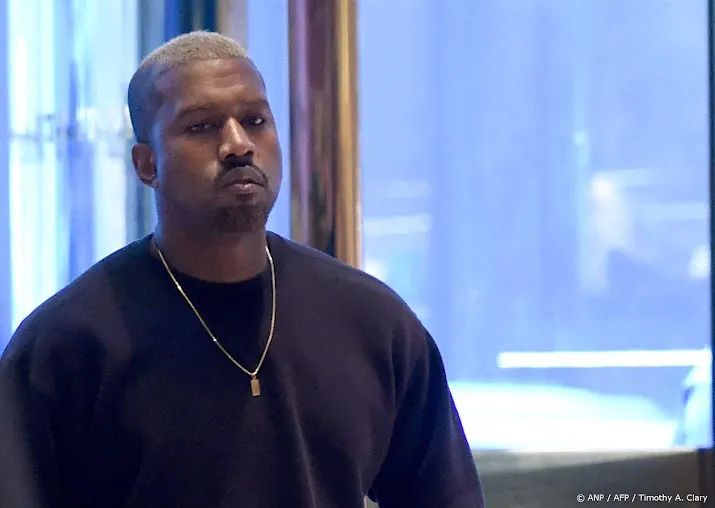 Website Kanye West offline na ophef over T-shirts met hakenkruis