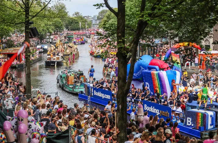 Podcast De Lesbische Liga viert 5-jarig bestaan met Pride-boot