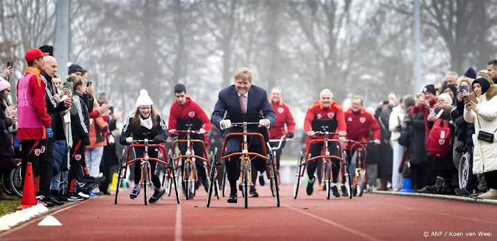 Koning geëmotioneerd bij sportclub voor kinderen met beperking