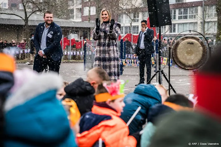 Koningin Máxima danst met kinderen op schoolplein