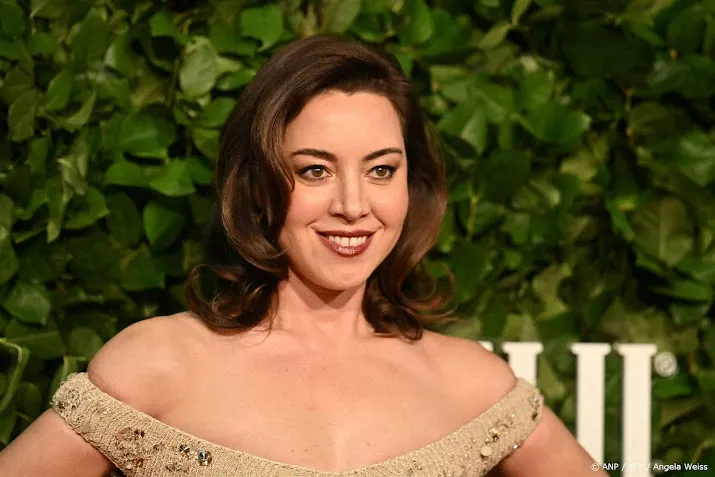 Aubrey Plaza laat zich weer zien tijdens jubileumuitzending SNL