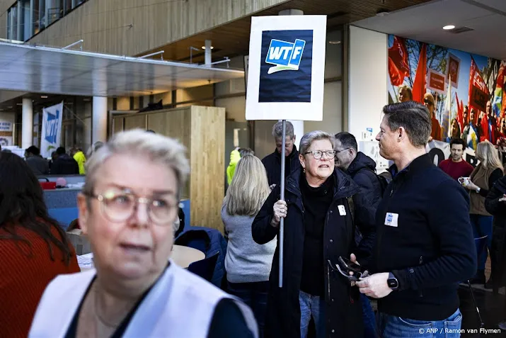 Honderden medewerkers FNV staken bij eigen vakbond