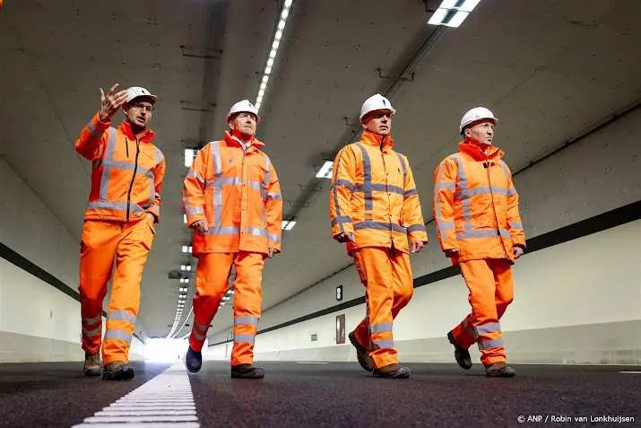 Willem-Alexander verbaasd over stilstaand verkeer Schipholtunnel