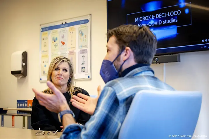 Koningin Máxima spreekt patiënten bij bezoek postcovid poli