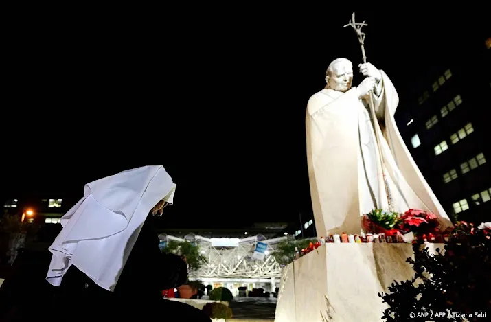 Paus Franciscus heeft longontsteking opgelopen