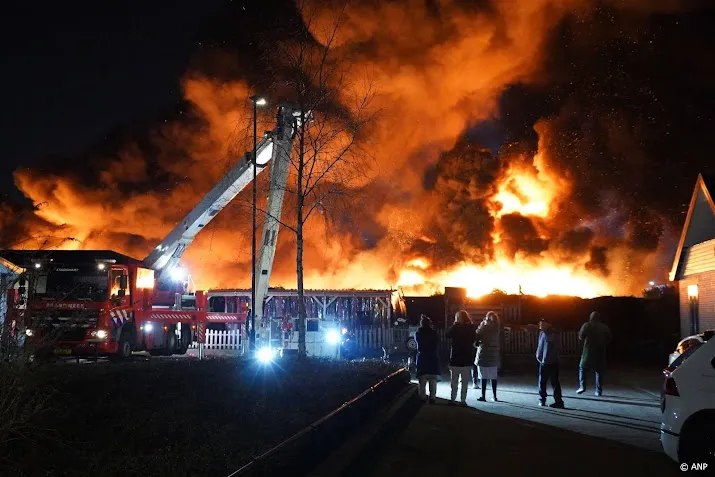 Brand autosloperij Zoetermeer onder controle