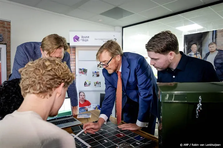Koning vindt bij werkbezoek met groepsspel binnen de tijd kamer