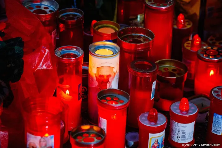 Gezondheid paus stabiel en hij werkt een beetje 