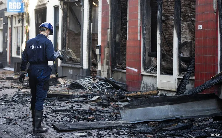 Vitesse-fans steunen gedupeerden brand in Arnhem met spandoek