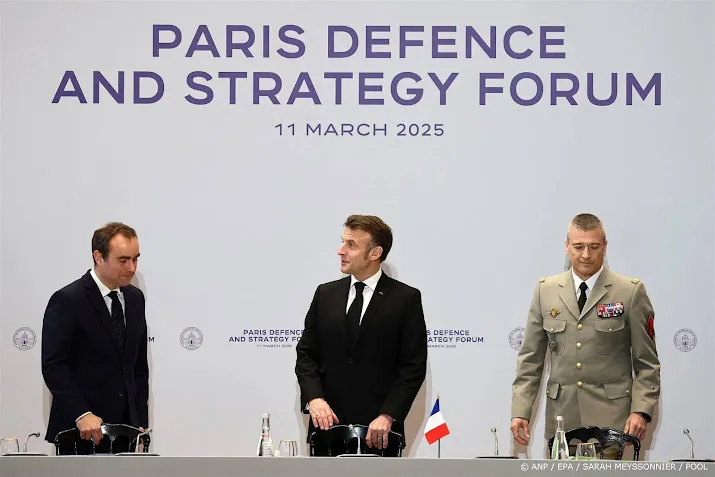 Macron maant legerchefs: tijd dringt voor troepenplan Oekraïne