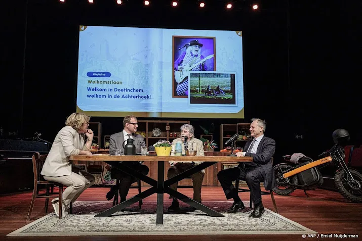 Suzan & Freek en Normaal treden op tijdens Koningsdag Doetinchem