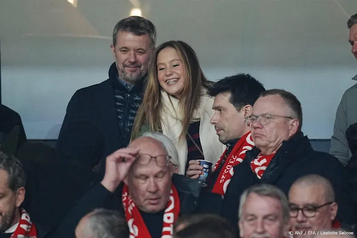 Koning Frederik neemt jongste dochter mee naar voetbalstadion
