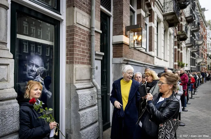 Honderden mensen nemen afscheid van Rob de Nijs