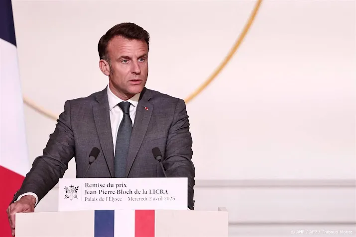 Macron praat met sectoren die geraakt worden door heffingen Trump