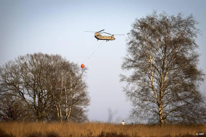 Brand op heide Ede onder controle, vuur nog niet uit