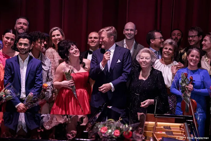 Koningspaar en Beatrix in Doetinchem voor Koningsdagconcert