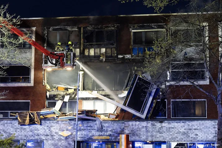 Brand Heerhugowaard onder controle, brandweer zoekt slachtoffers