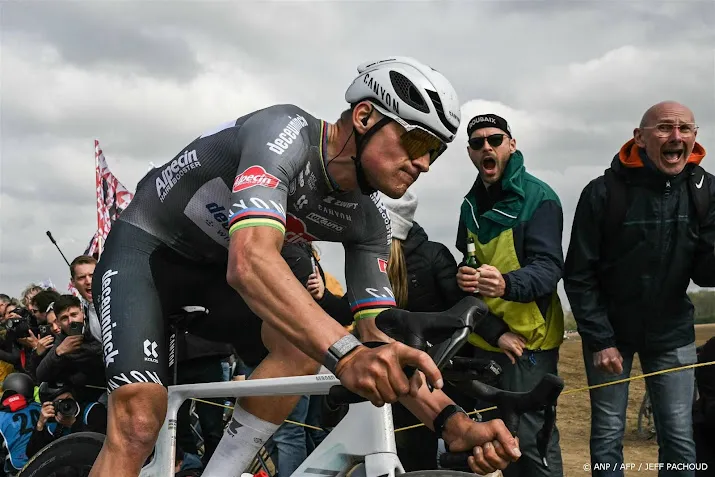 Van der Poel onbedreigd naar derde zege in Parijs-Roubaix