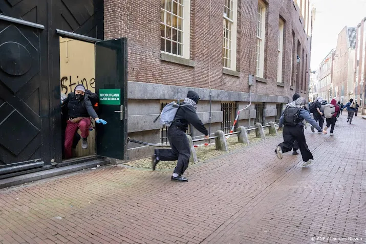 Groep betogers rent uit Maagdenhuis, ingesloten door politie