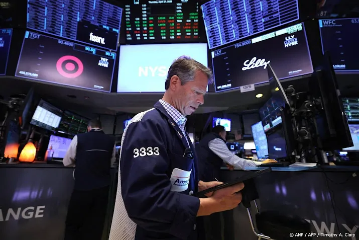 Wall Street verder omlaag, dollar naar laagste punt in drie jaar