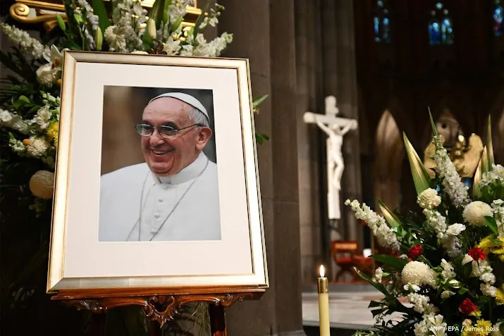 Vaticaan publiceert eerste foto van overleden paus in kist