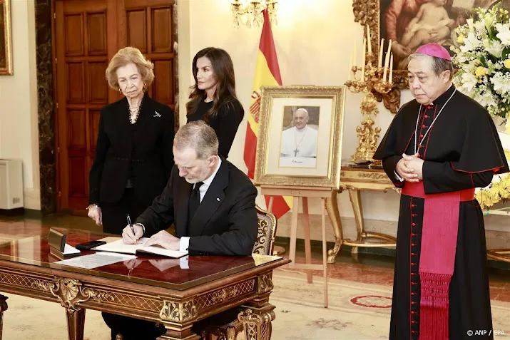 Spaans koningspaar naar uitvaart paus