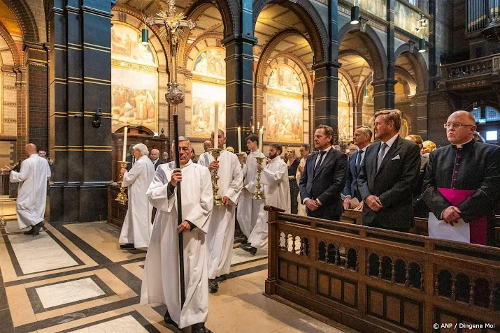 Koning bij herdenkingsdienst voor overleden paus