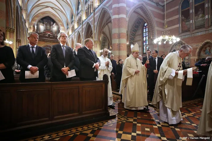 Prins Carlos in Den Haag bij herdenking voor paus Franciscus