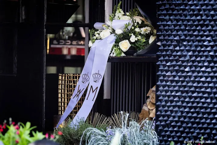 Bloemstuk van koningspaar bij afscheid Jonnie Boer in Zwolle