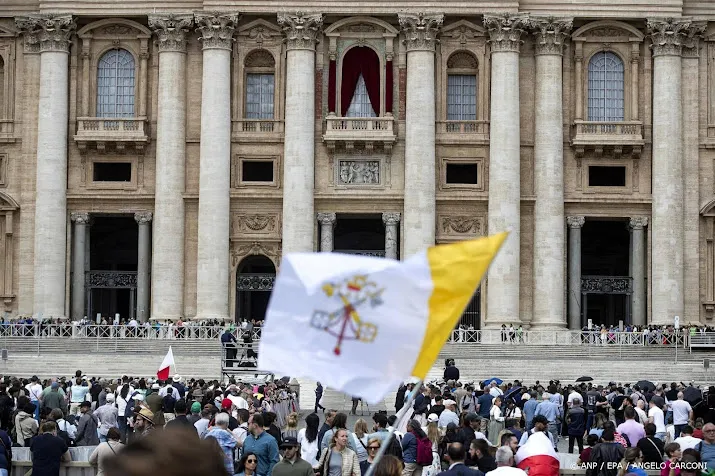 Weer zwarte rook na drie stemmingen, nog geen nieuwe paus
