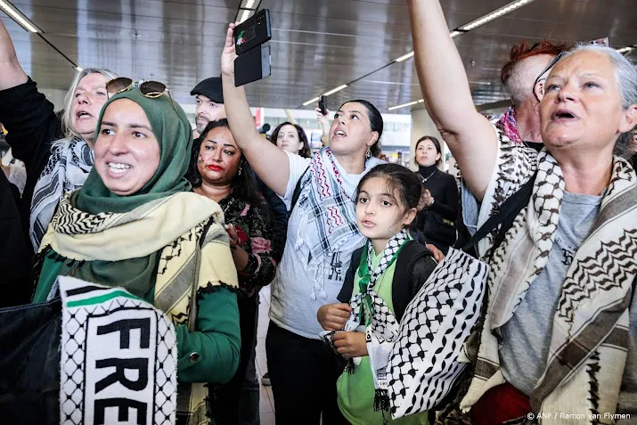 Nederlandse delegatie Gaza-mars uitgezwaaid op Schiphol