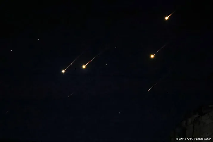 Israël raakt twee brandstofdepots in Teheran