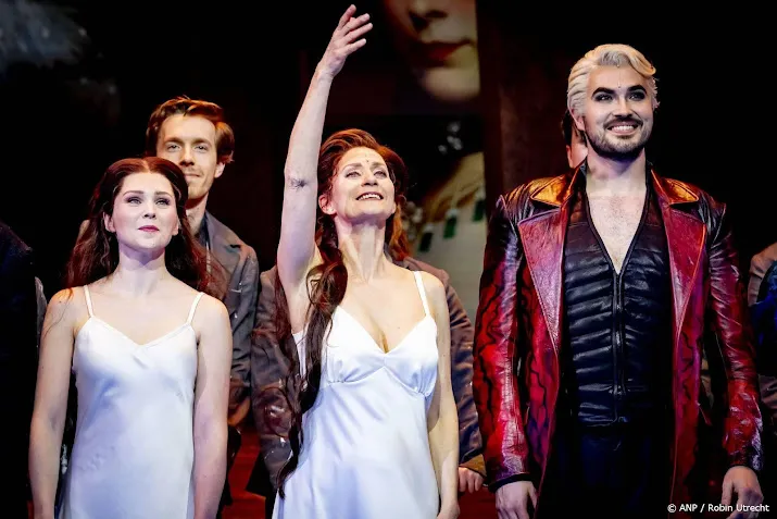Cast musical Elisabeth slaapt tijdens NAVO-top in theater