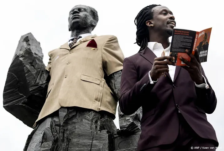 Akwasi kleedt 'schaars gekleed' standbeeld Anton de Kom aan