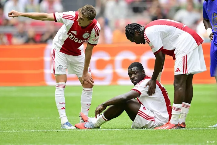 Invaller Brobbey valt met enkelblessure uit bij Ajax 