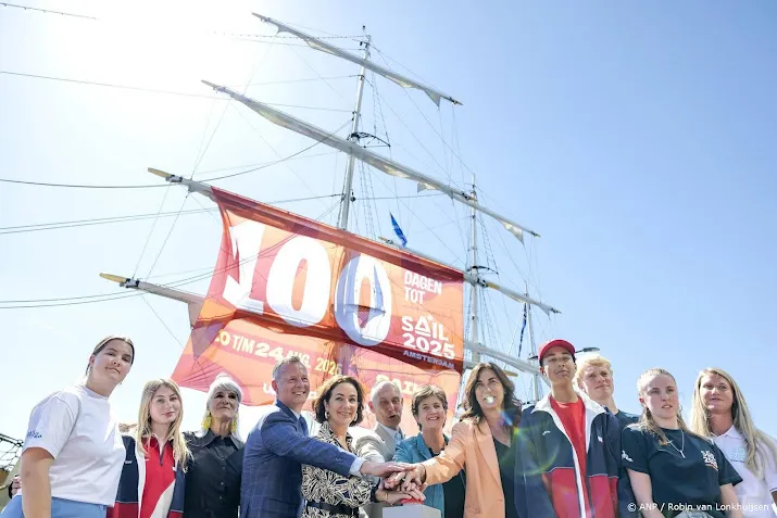 SAIL Amsterdam krijgt van burgemeester Halsema Jubileumpenning